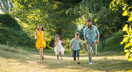 Familie im Park hat Spaß bei Bewegung an frischer Luft