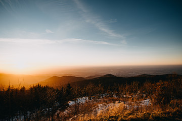 Sonnenuntergang im Schwarzwald mit Schnee