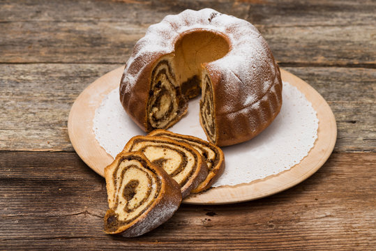 Potica/Potizza, Roll with walnuts on the festive table