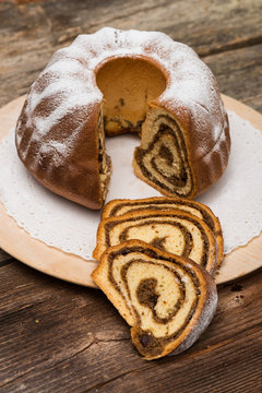 Potica/Potizza, Roll with walnuts on the festive table