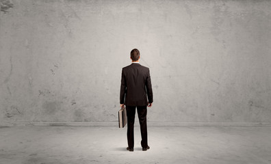 Obraz premium Businessman lost in empty urban space