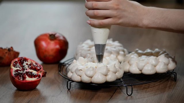Decorate the cake Pavlova with cream