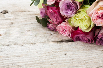  roses on wooden table