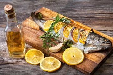 Foto auf Acrylglas Für die Küche Gebratener Fisch mit einer Zitronenscheibe