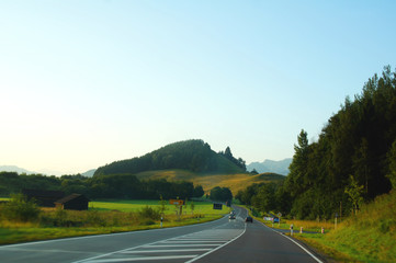 frühmorgens auf der Strasse nach Pfronten im Allgäu
