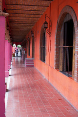 Corredor colorado en hacienda mexicana en verano