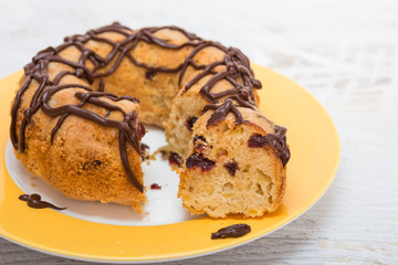 Mini gugelhupf with vanilla and cranberry