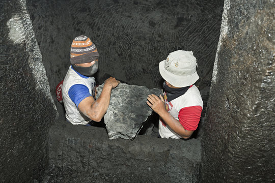 Obreros construyendo una tumba en la roca en Sulawesi, Indonesia.