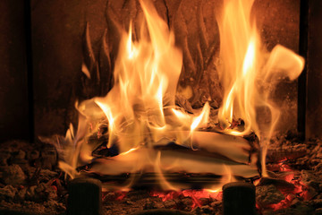 Płomienie ognia w kominku, spalanie papietu, dokumentacji. © Stanisław Błachowicz