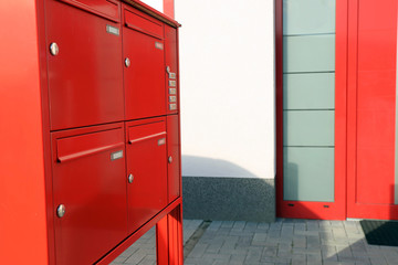 Moderne Briefkastenanlage freistehend mit Klingel
