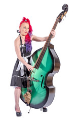 Rock'n'Roll Sängerin mit roten Haaren, Kontrabass und Mikrofon