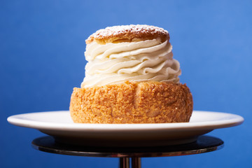  houx cake with eclair cream