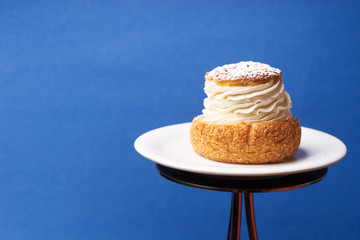 houx cake with eclair cream