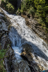 Fototapeta premium Die Wassermassen der Gasteiner Ache werden zu einem tosenden Wasserfall