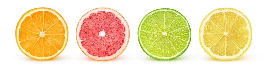 Foto op Plexiglas Geïsoleerde citrusschijfjes. Vers fruit in tweeën gesneden (sinaasappel, roze pompelmoes, limoen, citroen) op een rij geïsoleerd op een witte achtergrond met uitknippad © ChaoticDesignStudio