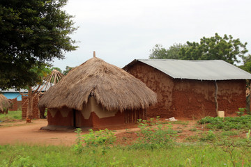 Fototapeta na wymiar Leben in Uganda Afrika, Hütten aus Holz und Stroh