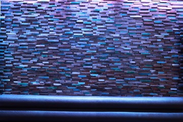 Naklejka premium mur en briques relief sous lumière pourpre