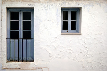 Fototapeta na wymiar Pureta y ventana azul sobre pared blanca