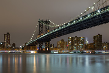 Naklejka premium Most Manhattan w nocy