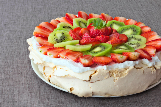 Pavlova meringue cake with strawberries and kiwi