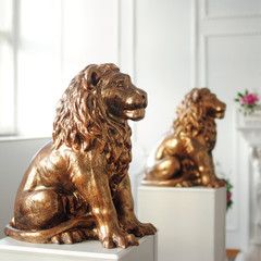 Золотой лев в интерьере с камином