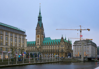 Obraz premium Hamburg City Hall Rathaus on a cloudy day