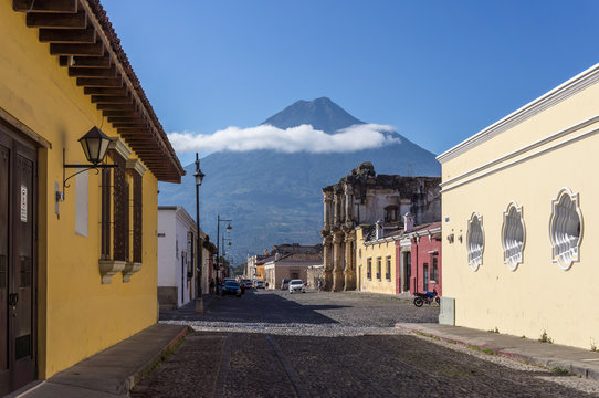 Ville d'Antigua Guatemala et volcan de Agua