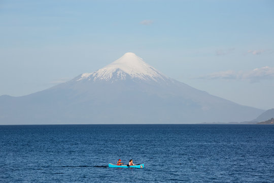 Chile, X Regi&oacute;n, Puerto Varas, Kanufahrer im Hintergrund der Vulkan Osorno