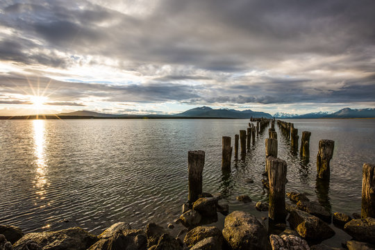 Chile, Regi&oacute;n de Magallanes y de la Ant&aacute;rtica Chilena, Puerto Natales, Muelle braun & blanchard, Historische Sehensw&uuml;rdigkeit, Sonnenuntergang