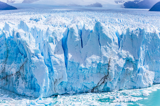 Argentinien, Santa Cruz, Lago Argentino, Die Abbruchkante des Perito Moreno Gletschers mit einer H&ouml;he von 55-77m