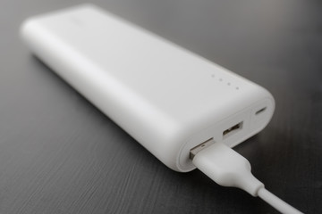 白いモバイルバッテリー