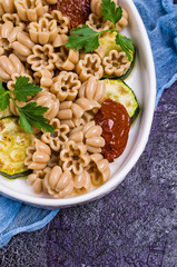 Brown pasta with vegetables