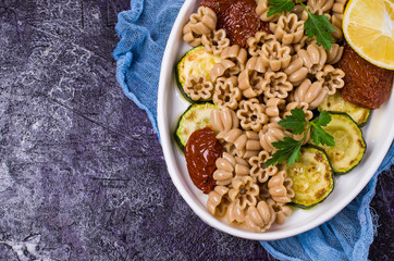 Brown pasta with vegetables