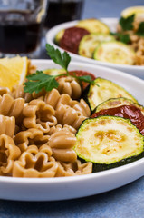 Brown pasta with vegetables