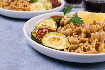 Brown pasta with vegetables
