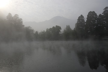 朝霧の湖　大分由布院