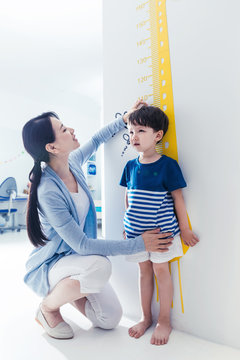 Mother is for the little boy height measurement