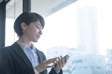 スマホを見る女性
