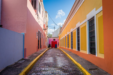 Alley of Old San Juan - obrazy, fototapety, plakaty