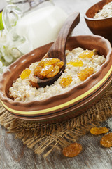 Oatmeal with raisin