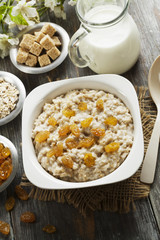 Oatmeal with raisin