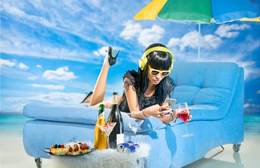 Obraz premium Woman wearing headphones on the beach