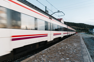 Fototapeta premium Pociąg wjeżdżający na platformę starego dworca kolejowego w okolicy