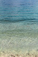 Klares Wasser in verschiedenen farbt&ouml;nen