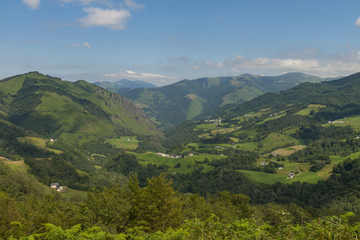 Fototapeta na wymiar Promenade au col de Bagargui lprès des Chalets d’Iraty, dans les estives des Pyrénées.