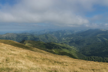 Promenade au col de Bagargui lprès des Chalets d’Iraty, dans les estives des Pyrénées.