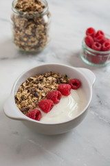 Joghurt mit Müsli und Beeren