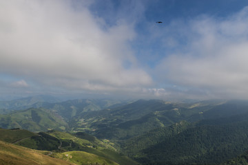 Fototapeta premium Promenade au col de Bagargui lprès des Chalets d’Iraty, dans les estives des Pyrénées.