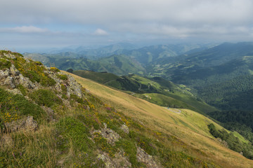 Naklejka premium Promenade au col de Bagargui lprès des Chalets d’Iraty, dans les estives des Pyrénées.