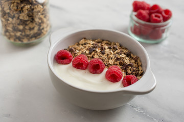 Joghurt mit Müsli und Beeren